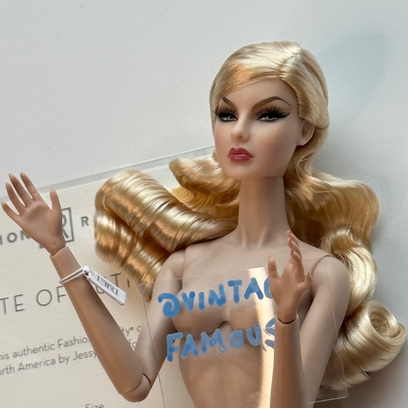 Integrity Toys Fashion Royalty Agnes von Weiss Gardenia Nude Doll Short Nails - Picture 2 of 15